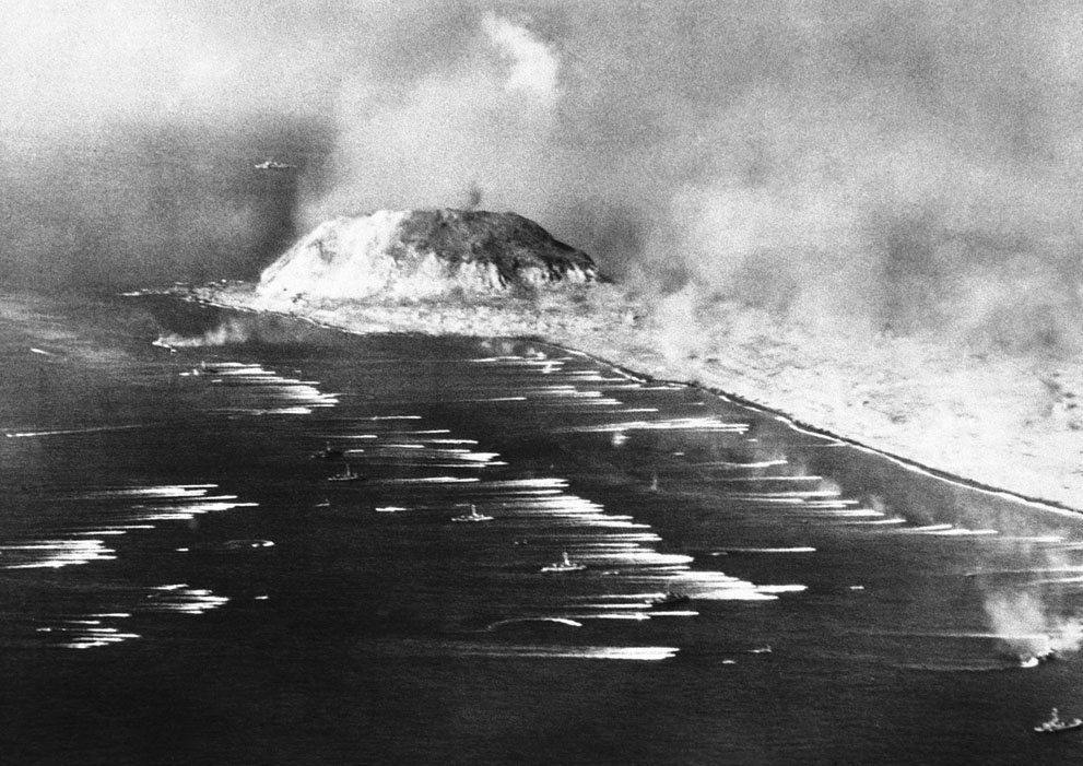 Американские морпехи высаживаются на Иводзиме 19 февраля 1945 года. Фото сделано с самолета, прикрывающего высадку. (AP Photo) Американские морпехи высаживаются на Иводзиме 19 февраля 1945 года. Фото сделано с самолета, прикрывающего высадку. (AP Photo)