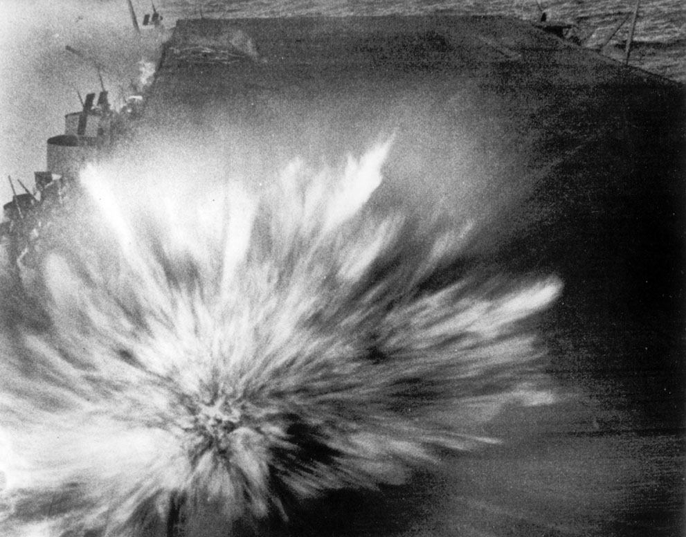 24 августа 1942 года американский авианосец "Энтерпрайз" получил тяжелые повреждения от ударов японских бомбардировщиков. Несколько прямых попаданий в полетную палубу убили 74 человека, среди которых, предположительно, был и фотограф, сделавший этот снимок. (AP Photo) 24 августа 1942 года американский авианосец "Энтерпрайз" получил тяжелые повреждения от ударов японских бомбардировщиков. Несколько прямых попаданий в полетную палубу убили 74 человека, среди которых, предположительно, был и фотограф, сделавший этот снимок. (AP Photo)