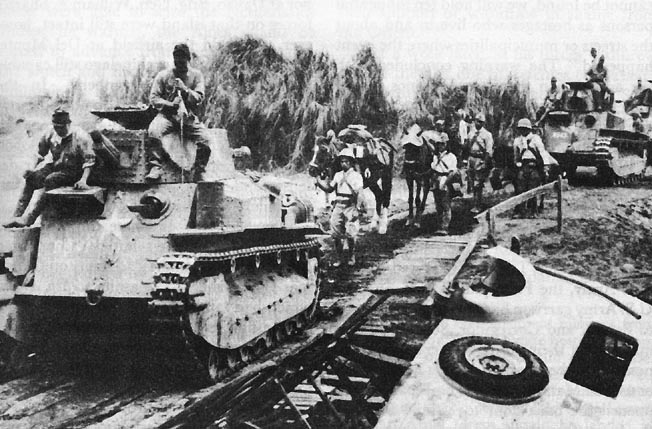 Японские танки наступают на Манилу. Январь 1942 года Японские танки наступают на Манилу. Январь 1942 года