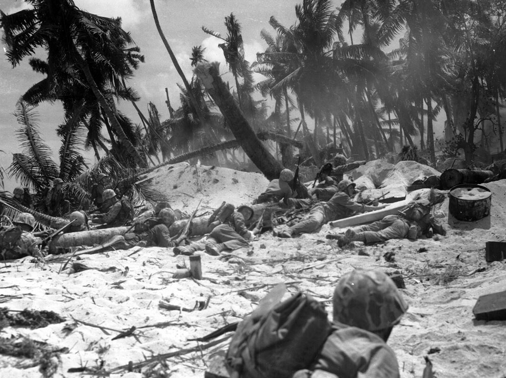 Морпехи США во время битвы за Тараву в конце ноября 1943 года. Из базировавшихся на острове 5000 японских солдат и рабочих 146 были взяты в плен, остальные убиты. (AP Photo) Морпехи США во время битвы за Тараву в конце ноября 1943 года. Из базировавшихся на острове 5000 японских солдат и рабочих 146 были взяты в плен, остальные убиты. (AP Photo)