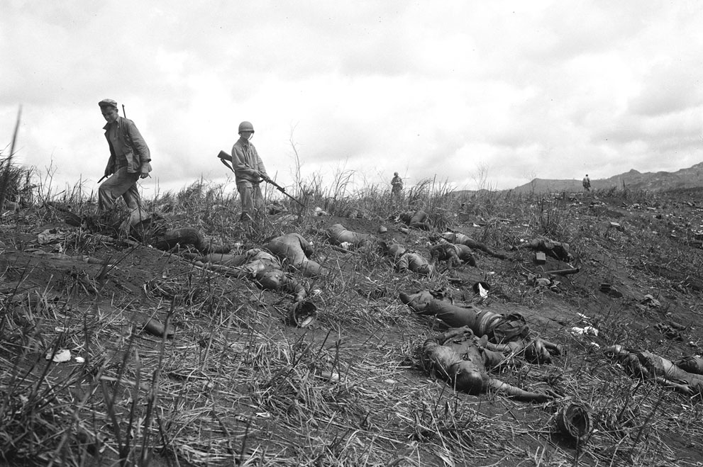 Трупы японских солдат после попытки штыковой атаки на острове Гуам, 1944 год. (AP Photo/Joe Rosenthal) Трупы японских солдат после попытки штыковой атаки на острове Гуам, 1944 год. (AP Photo/Joe Rosenthal)