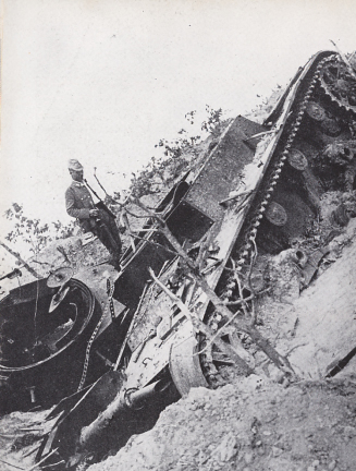 Подбитый советский танк Т-26 на склоне в районе боевых действий. 1938 год Подбитый советский танк Т-26 на склоне в районе боевых действий. 1938 год