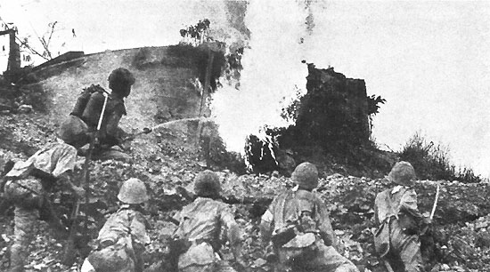 Японские огнеметчики на Батаане, 1942 год Японские огнеметчики на Батаане, 1942 год