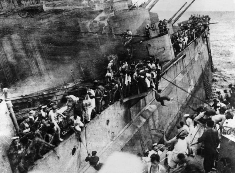 Линкор «Принц Уэльский», подбитый японской авиацией, 1941 год Линкор «Принц Уэльский», подбитый японской авиацией, 1941 год