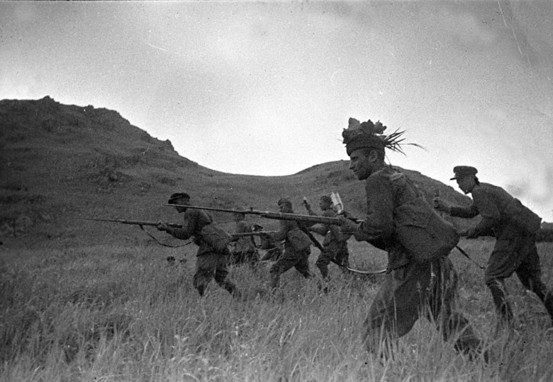 Красноармейцы идут в атаку. Окрестности озера Хасан, 1938 год Красноармейцы идут в атаку. Окрестности озера Хасан, 1938 год