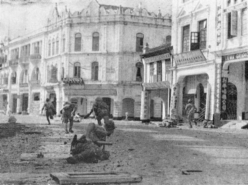 Японские солдаты ведут бои на улицах Куала-Лумпура, 1942 год Японские солдаты ведут бои на улицах Куала-Лумпура, 1942 год